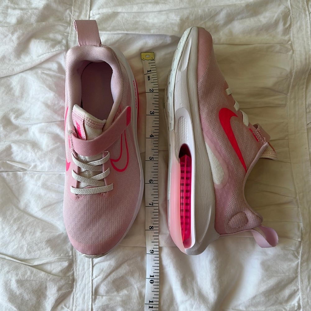 Girls pink Nike shoes never worn